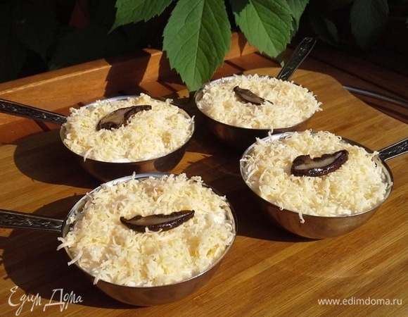 Посыпать грибную смесь тертым сыром.