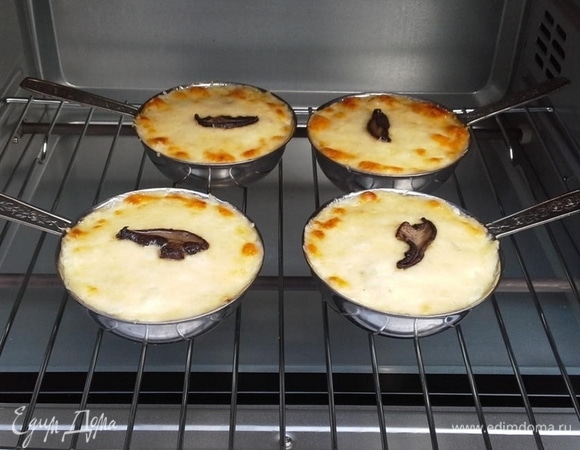 Готовить жюльен минут 10, до расплавления сыра.