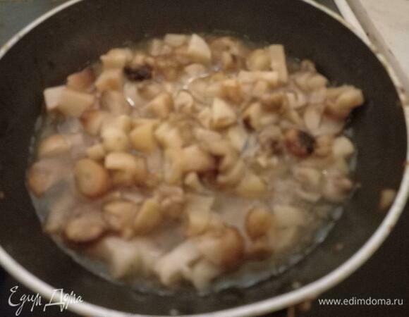 Шампиньоны нарезаем не очень мелко и выкладываем на сковороду, обжариваем на подсолнечном масле на сильном огне около 7 минут, до выпаривания жидкости и приобретения небольшой золотистой корочки. Если грибы у вас свежие, жарка займет меньше времени.