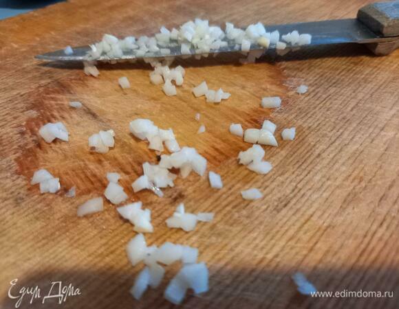 Пока жарятся грибы, мелко нарежьте чеснок или пропустите его через пресс. Если сильно любите чеснок, то можно использовать пару зубчиков.