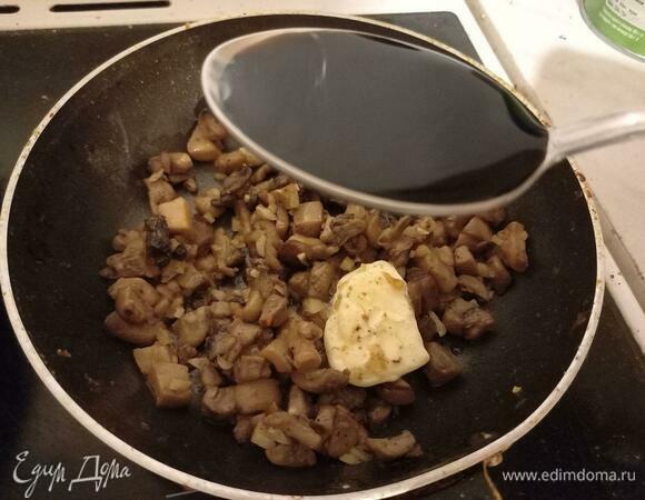 Добавляем к грибам чеснок, солим, перчим, жарим 1 минуту. Добавляем сливочное масло и бальзамический уксус, жарим 2–3 минуты.