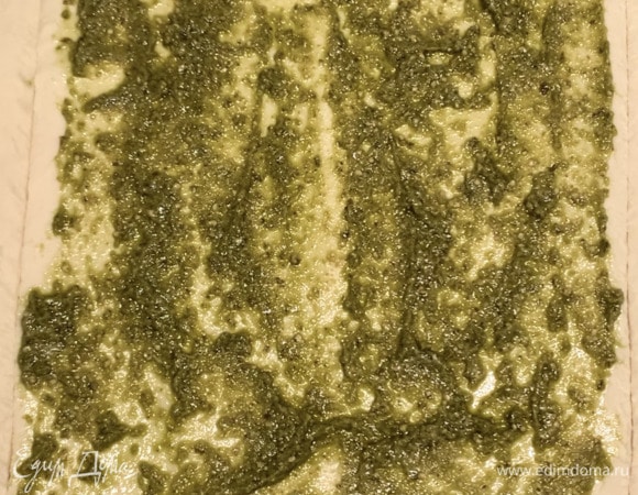 Смазываем внутренний прямоугольник соусом песто.