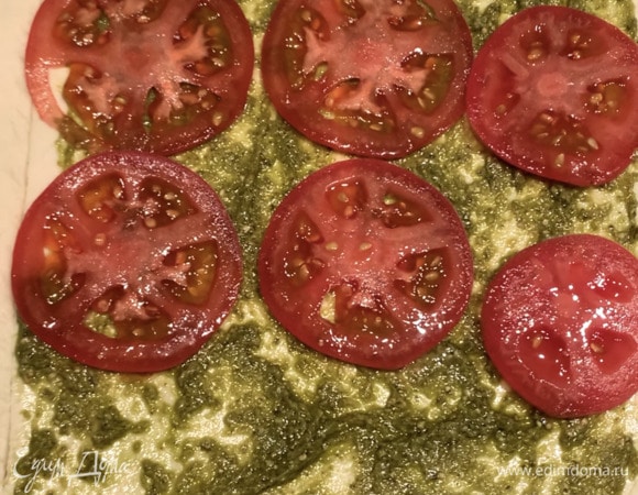 Выкладываем помидоры, нарезанные тонкими кружочками