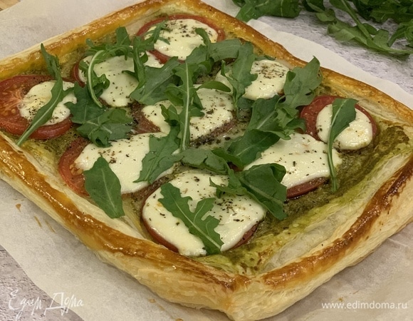 Сверху хаотично посыпаем руколой и подаем к столу!