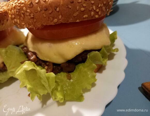 Вариант подачи в бургере. Грибы расположены на листе салата.