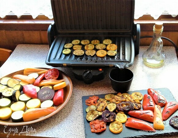 Включаем электрический гриль-пресс, слегка смазываем поверхности растительным маслом и жарим овощи до готовности.