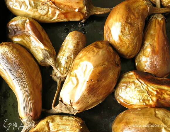 Баклажаны запекаем при 220–250°C. Очищаем от кожицы и нарезаем.