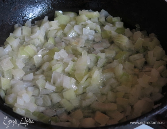 Лук нарезаем и обжариваем.