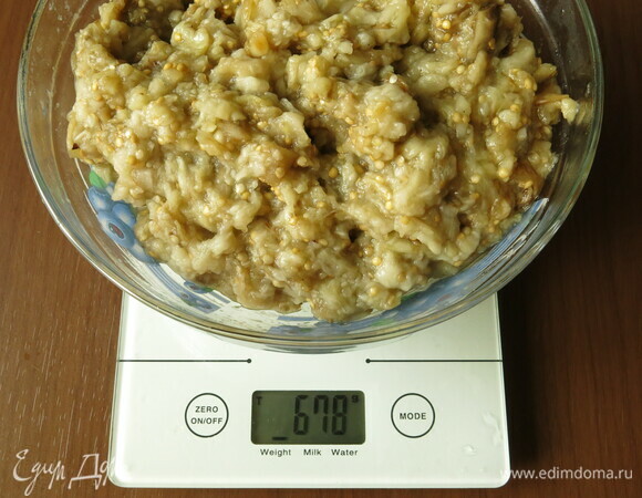 Соединяем лук и баклажаны, кладем мелко нарезанный чеснок.