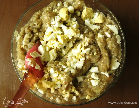 Яйца отвариваем, измельчаем вилкой или с помощью яйцерезки и кладем в икру.