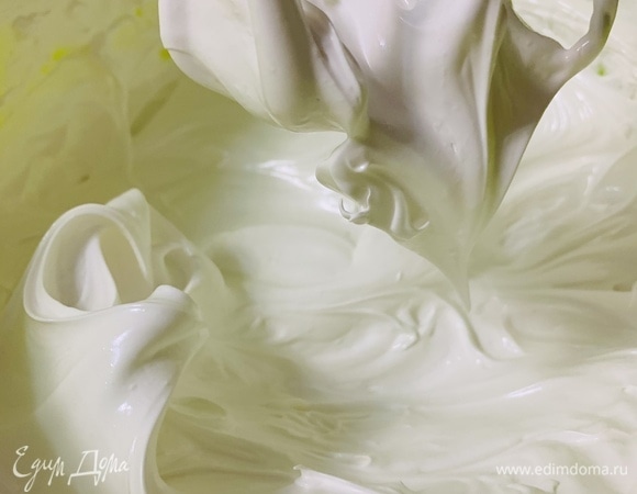 Теплую белковую массу взбиваем миксером на максимальной скорости минут 12–15, до образования глянцевой очень плотной меренги.