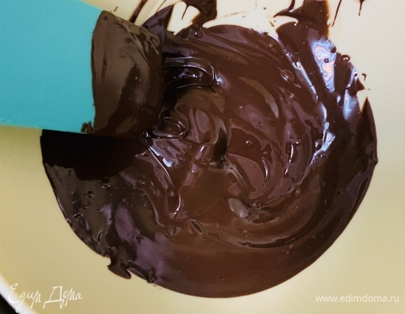 В это время растапливаем шоколад в микроволновке или на водяной бане. Оставляем остыть до комнатной температуры.