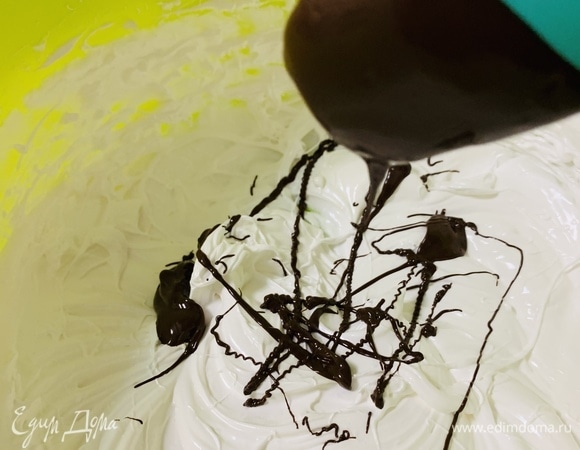 Вводим шоколад комнатной температуры в меренгу. Для того, чтобы меренга не опала от шоколада, его надо вводить тонкой струей в три этапа. Шоколад не вливается в меренгу, а как бы рисуется паутина на белках.