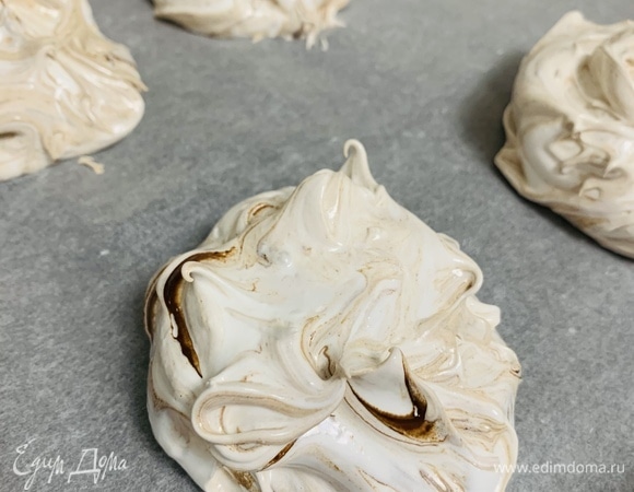 Ложкой выкладываем меренгу на противень, покрытый тефлоновой бумагой. Форму и размер меренги выбирайте ту, которая вам нравится. В среднем получается шесть крупных изделий.