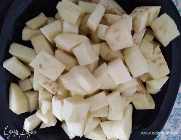 Овощи почистить и нарезать одинаковыми кубиками.