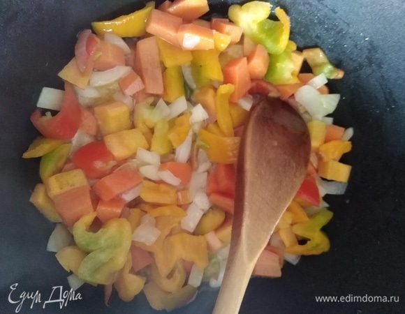 В казане разогреть масло. Выложить лук и морковь. Готовить 5 минут, помешивая. Добавить перец, готовить еще 5 минут.