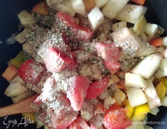 Добавить кабачок, баклажан и помидоры. Посолить и посыпать сухими травами по вкусу. Тушить на среднем огне 10 минут.