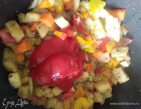 Добавить томатную пасту и немного воды, если нужно. Тушить 5 минут.