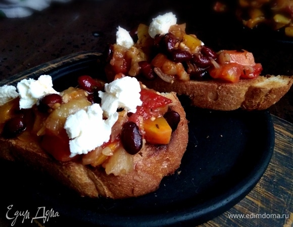 Для подачи хлеб подсушить в тостере. На каждый кусок выложить рагу и немного сыра фета. Вкусный ужин готов!