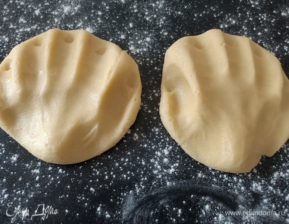 Муку смешать с сахаром, добавить цедру половины лимона, щепотку соли, яйцо, сливочное масло комнатной температуры и замесить тесто. Завернуть в пищевую пленку и положить в холодильник на 20 минут.