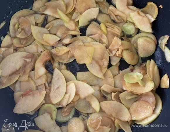 Яблоки нарезать дольками, удалить сердцевину, если жесткая кожица, то можно и очистить. На сковороде прогреть сливочное масло с тростниковым сахаром и корицей. Добавить яблоки и протушить до мягкости. Готовую начинку переложить в миску и остудить до комнатной температуры.