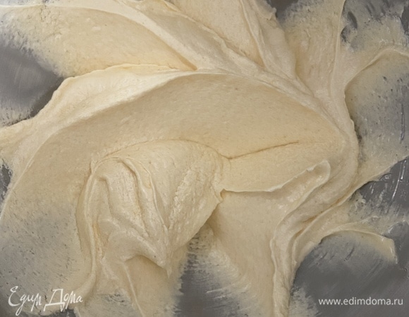 Не переставая взбивать, добавляем по одному желтки, следом — яйцо.