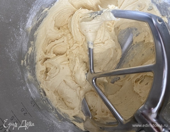 Затем добавить сразу всю просеянную муку и вымешать до однородности. Взбивать больше не нужно.