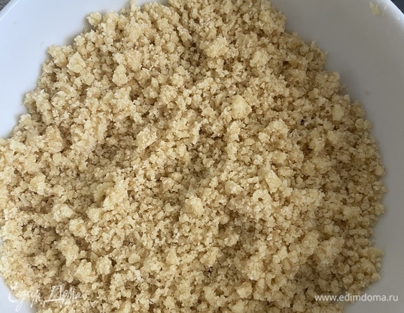 Готовим хрустящую посыпку — штрейзель. Сливочное масло, тростниковый сахар и оба вида муки соединить и перемешать руками в крошку.