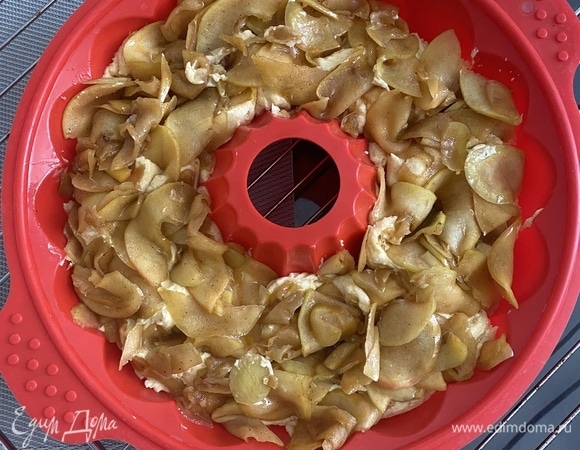 Форму наполнить тестом. Удобнее печь в силиконовой, к ней ничего не пристает.