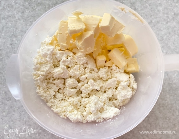 Масло нарезать на кубики или натереть на терке, смешать с творогом.