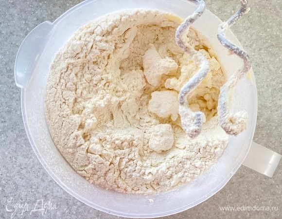 Добавить муку, соль, соду. Замесить тесто. Можно руками, а можно в миксере насадкой для теста.