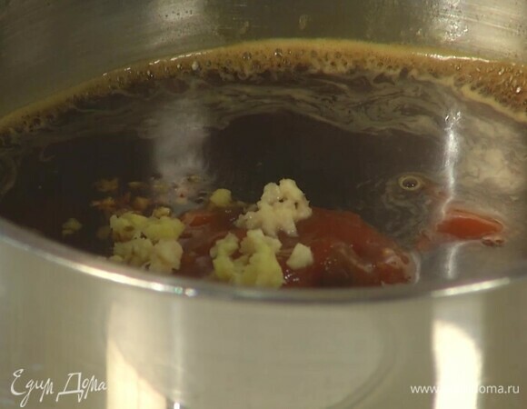 Приготовить соус: рисовый уксус и соевый соус влить в небольшую кастрюлю, добавить мед, кетчуп, измельченный имбирь и, помешивая, на небольшом огне довести до кипения.<br />
 