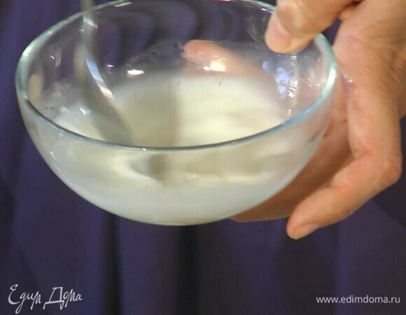 Крахмал развести в бульоне, влить в соус и томить еще несколько минут, пока соус не загустеет.<br />
 