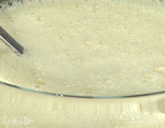 Приготовить кляр: 200 г муки всыпать в глубокую миску, добавить разрыхлитель, пиво и вымешать все так, чтобы не было комочков.<br />
 