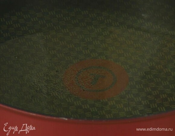 Разогреть в сотейнике растительное масло.<br />
 