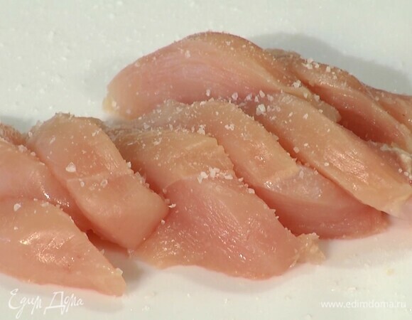 Курицу нарезать тонкими кусочками, посолить, поперчить и обвалять в оставшейся муке, затем окунуть в кляр и жарить в горячем масле по 2 минуты с каждой стороны, затем выложить на бумажное полотенце, чтобы избавиться от лишнего масла.<br />
 