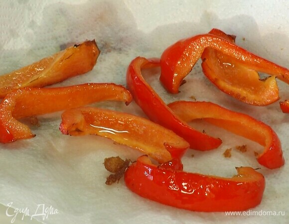 Сладкий перец, удалив семена, нарезать ломтиками и обжаривать в масле 3 минуты, до золотистого цвета.<br />
 