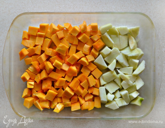 Нарежьте тыкву и яблоки небольшими кубиками. Тыквы получилось 500 г в чистом виде, яблок — 200 г. Уложите в форму, добавьте 100 мл воды и запекайте в разогретой до 200°C духовке около 40 мин. Тыква и яблоки должны стать мягкими.