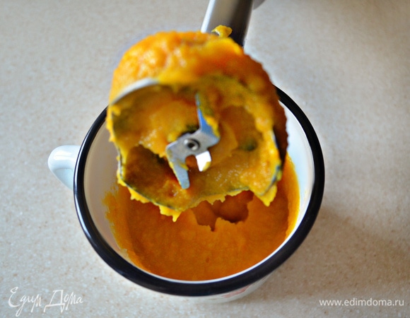 Переложите готовую тыкву и яблоки в емкость для взбивания и измельчите с помощью погружного блендера до однородной консистенции.