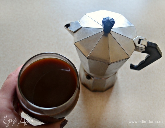 Сварите хороший крепкий кофе из свежемолотых кофейных зерен.