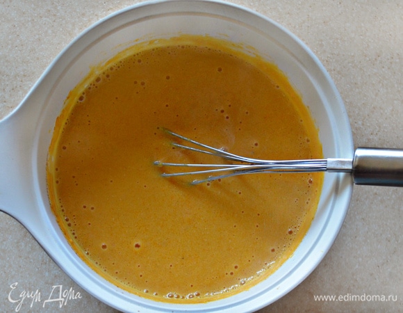 В сотейник добавьте тыквенно-яблочное пюре, добавьте молоко, сахар, корицу, ваниль и мускатный орех. Поставьте на медленный огонь и, не доводя до кипения, взбивайте с помощью венчика. Количество сахара по желанию можно увеличить.