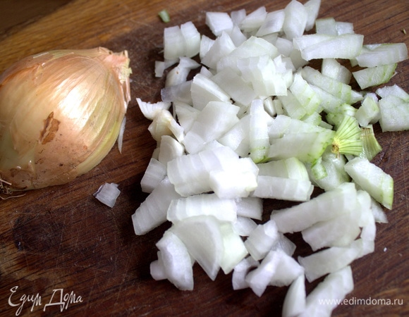 Нарезать лук.