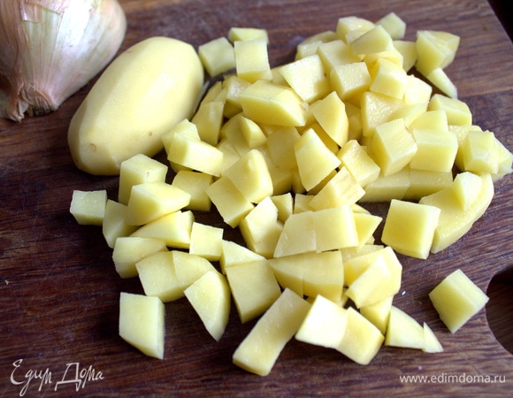 Картофель — кубиком.