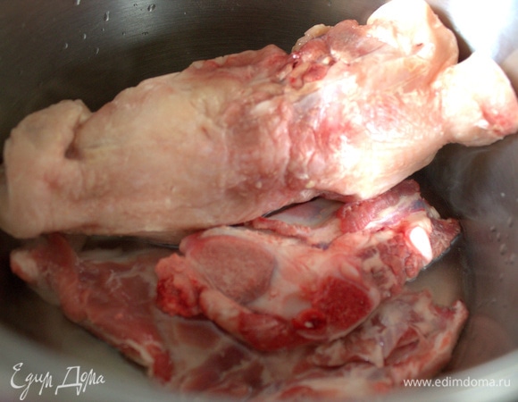 Бульон я сварила заранее на куриной спинке и свиных ребрышках.