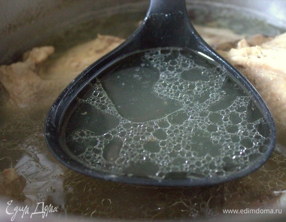 Бульон получился насыщенным. Часть взяла на сырный суп.