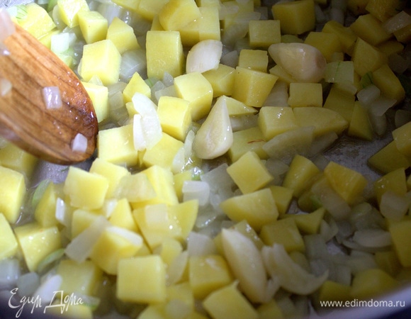 В кастрюле с толстым дном сначала обжарить лук и раздавленный чеснок, потом добавить картофель и обжарить все вместе на растительном масле.