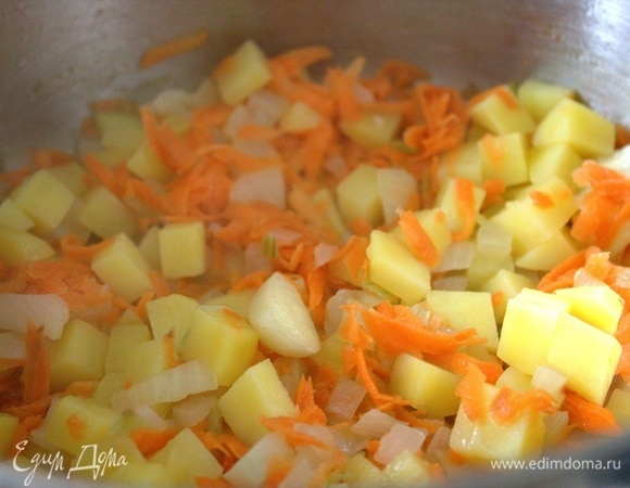 Добавить тертую морковь.