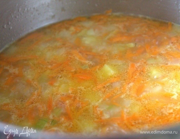 Влить бульон по поварешке.