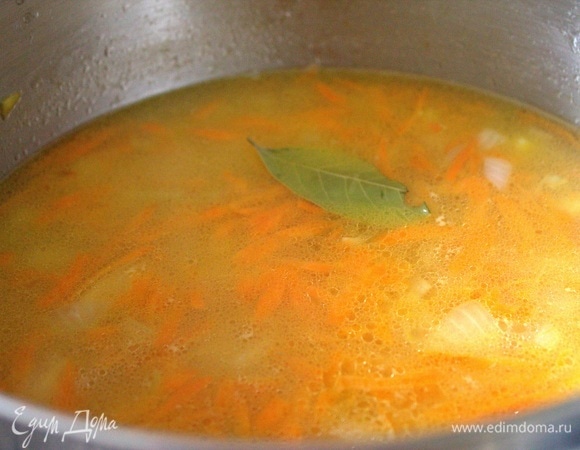 Разбавляем водой, пробуем на соль. Добавляем лавровый лист.