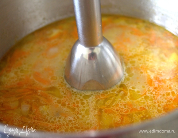 Когда овощи сварятся, достать лавровый лист и взбить суп блендером.